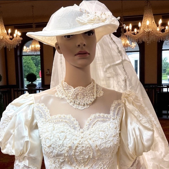 Vintage Beaded puff sleeve wedding gown with train, true size 6. - Picture 16 of 16